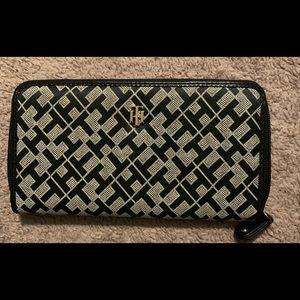 Tommy Hilfiger Zip Around Wallet